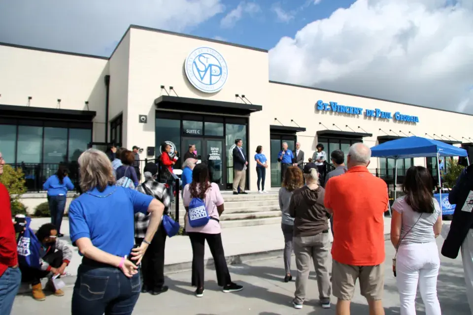 A group of people gathered in front of St. Paul de Vincent Georgia
